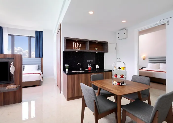 Hompton Hotel By The Beach